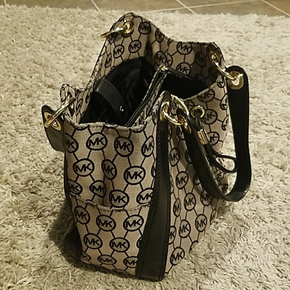MICHAEL KORS Authentic Handbag - Picture 7 of 8